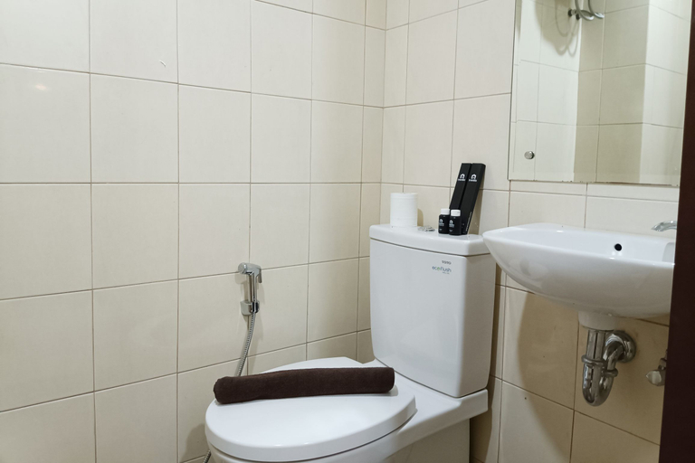Bathroom 5, Homey and Tidy Studio Apartment at Vida View Makassar By Travelio, Makassar