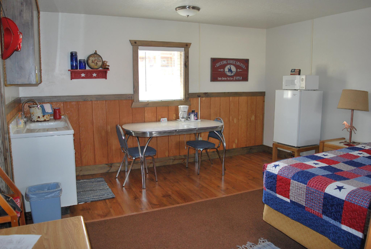Others 5, Cowboy Country Inn, Garfield