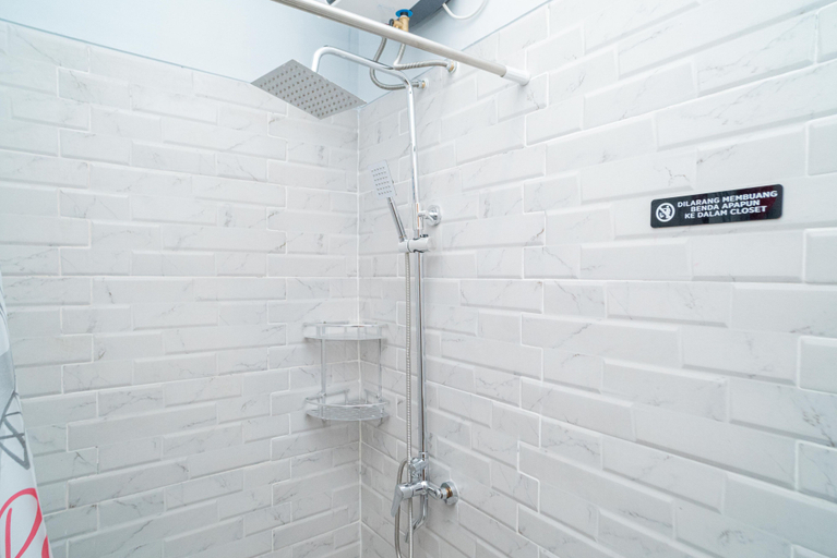 Bathroom 4, RedDoorz @ Golden Averis Cibuluh Bogor., Bogor