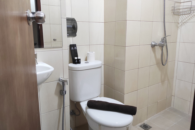 Bathroom 5, Simply Studio at Vida View Makassar By Travelio, Makassar