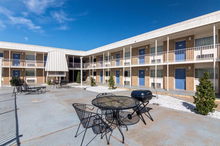 Exterior & Views 2, Motel 6 Clinton OK, Custer