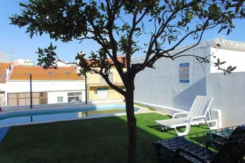 Others 2, 2 bedrooms appartement with shared pool enclosed garden and wifi at Almada 5 km away from the beach, Almada