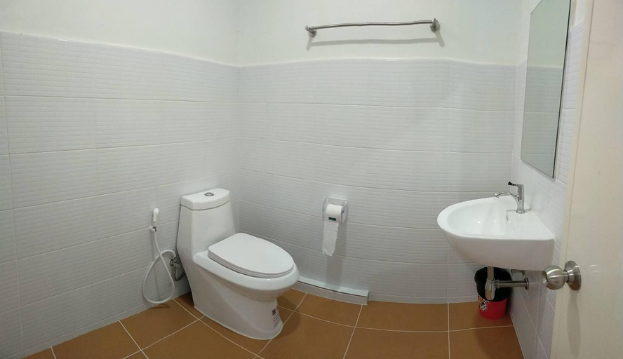 Bathroom 4, Ocean Gold Card Hotel, Phra Nakhon Si Ayutthaya