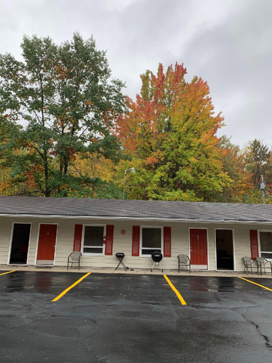 Others 5, El Motel The Pines, Marinette