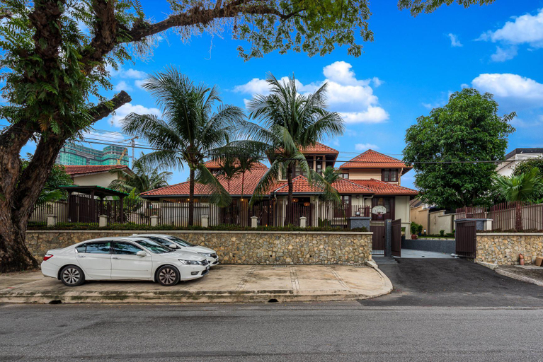 Exterior & Views