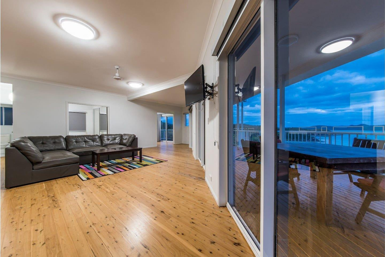 Others 2, Picturesque on Passage - sleeps 20!, Whitsunday