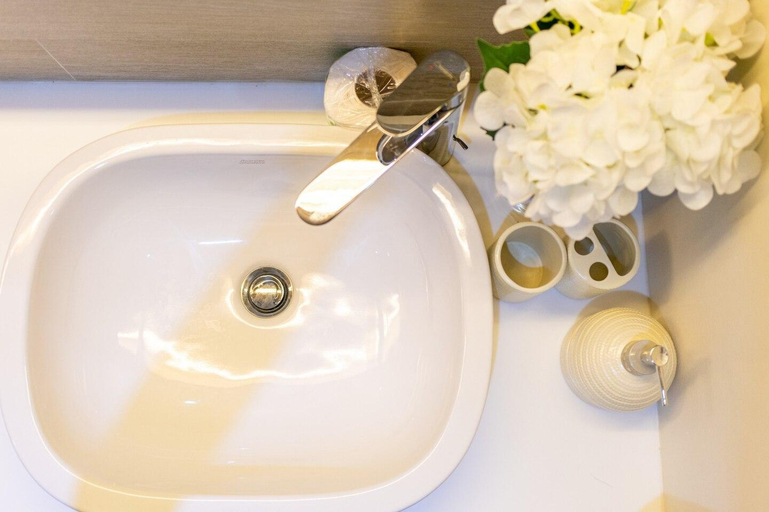 Bathroom 5, Luxurious 1Br @ Veranda residence By Hello Pattaya, Pattaya