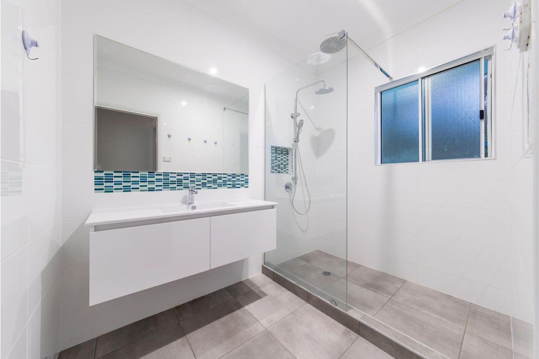 Bathroom 4, Picturesque on Passage - sleeps 20!, Whitsunday