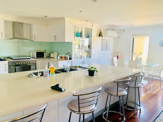Others 4, Yes home, Hume - Sunbury