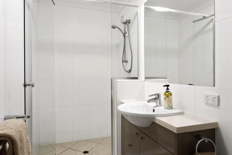 Bathroom 2, Shorelines 27 Ocean View Buggy Transfers BBQ, Whitsunday