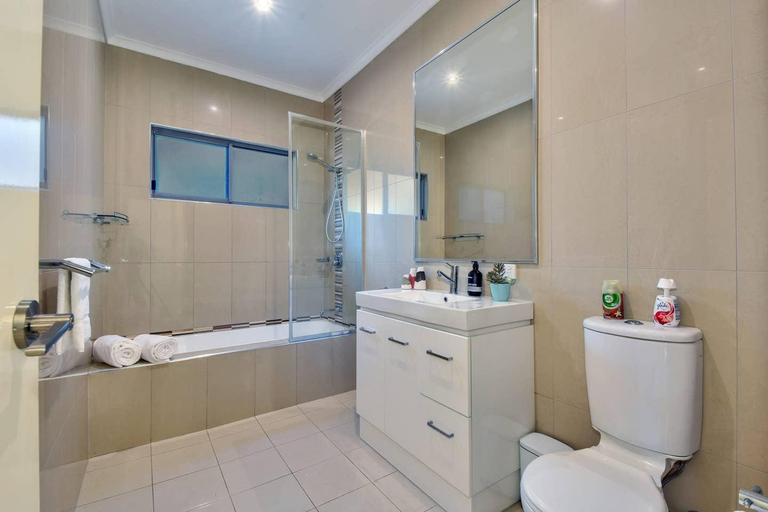 Bathroom, DARWIN CITY LIGHTS HUGE HOUSE JACUZZI CENTRAL CITY, Darwin