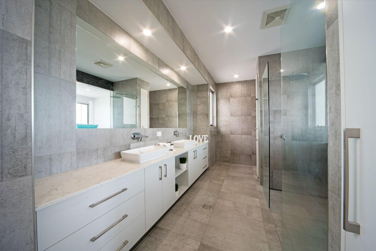 Bathroom 2, Oleander Holiday Home - Airlie Beach, Whitsunday