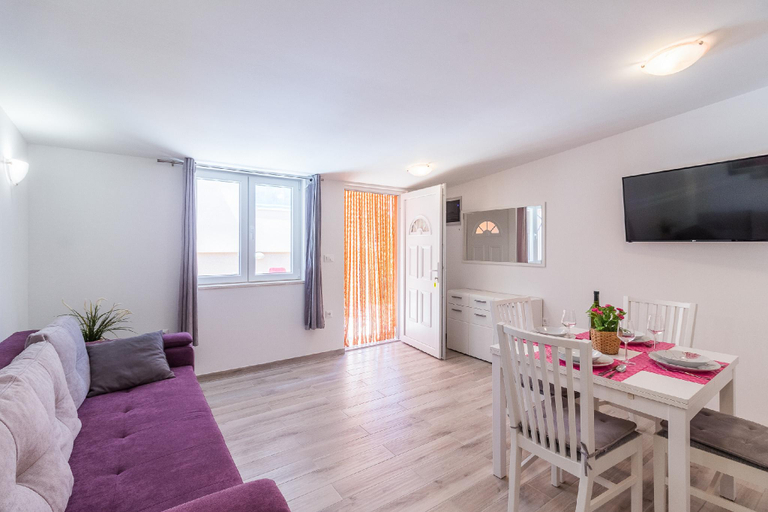Others 5, Apartment 1706, Ližnjan