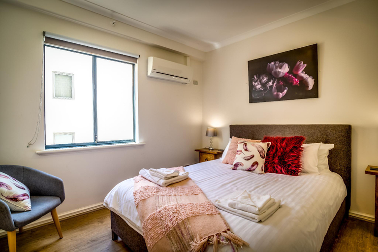 Bedroom 3, 60 Sparkling new Perth East End pool+parking, Perth