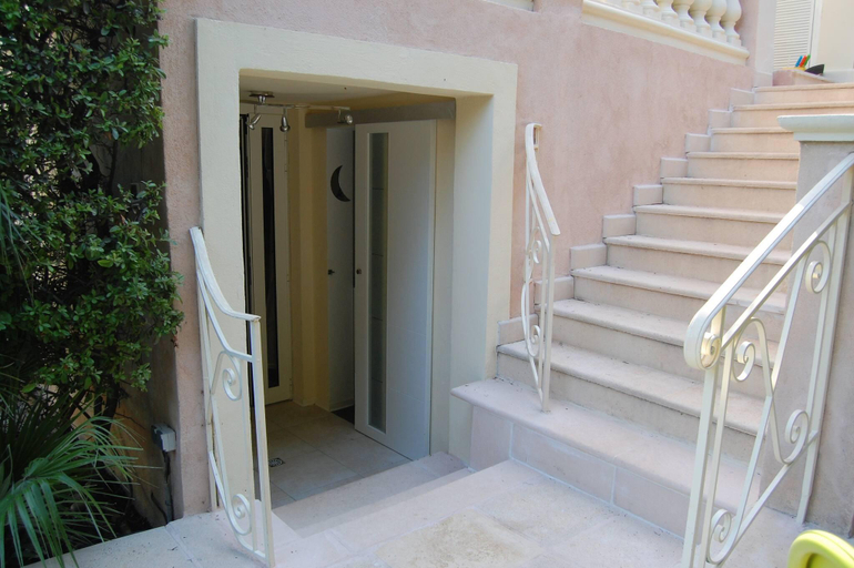 Public Area 2, Juan Les Pins Near Cannes Beaches 1820 Guests, Alpes-Maritimes