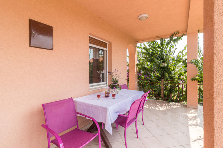 Others 2, Apartment 1706, Ližnjan
