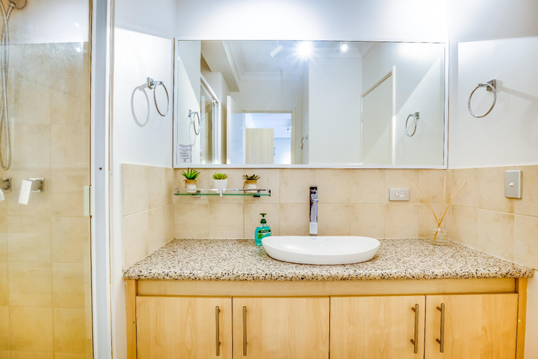 Bedroom 5, 60 Sparkling new Perth East End pool+parking, Perth