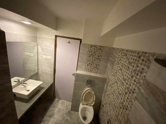 Bathroom 2, Starlit Select Nirvana, Varanasi