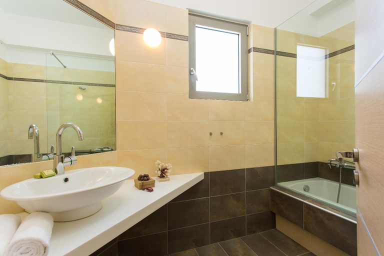 Bathroom 5, Full Privacy VIlla next to Rethymno city & beach, Crete
