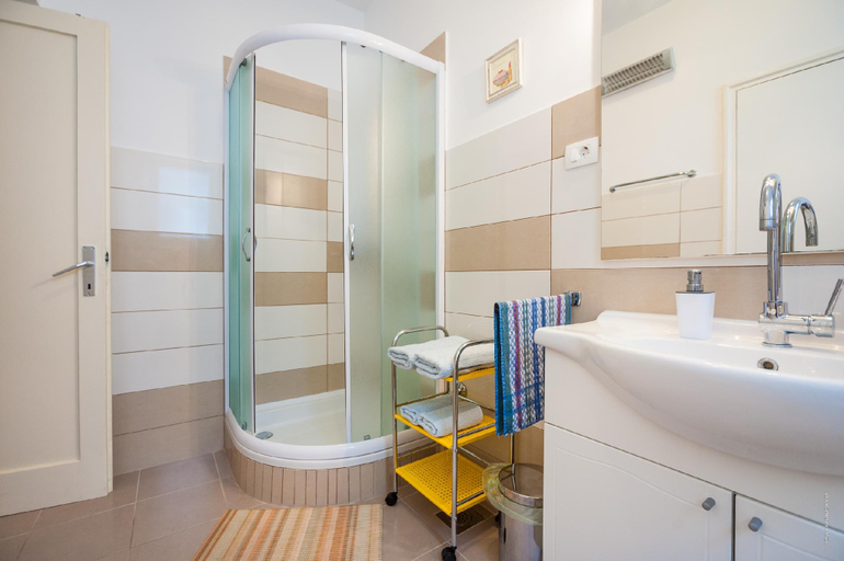 Bathroom 2, Vera Seaview Apartment, Zadar