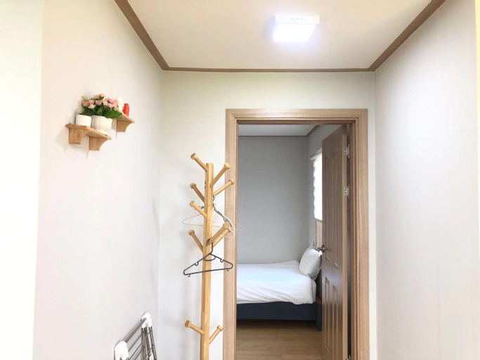 Bedroom 2, Calm and cozy house near Gimnyung Beach, Jeju