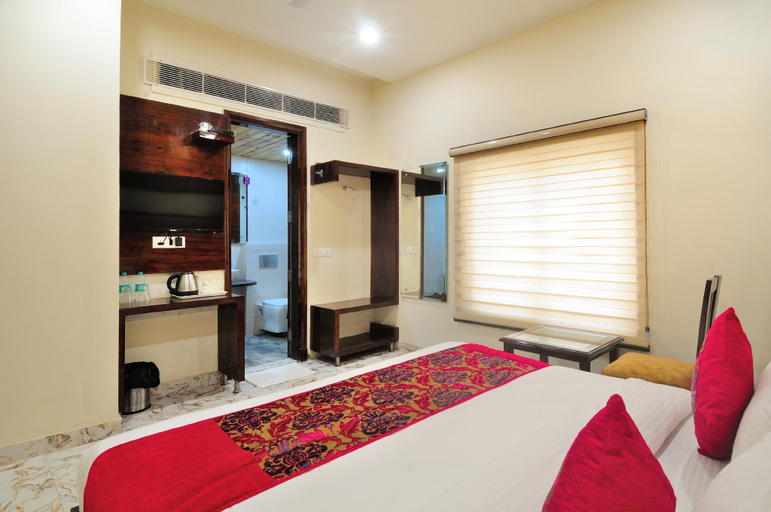 Others 5, The Grand Uddhav, Delhi