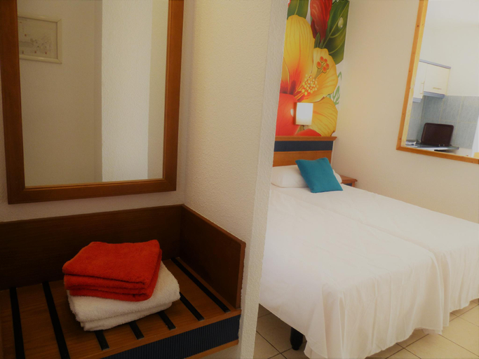 Bedroom 2, Apartment on the seafront, overlooking the beach, swimming pools, equipped Wifi, Las Palmas