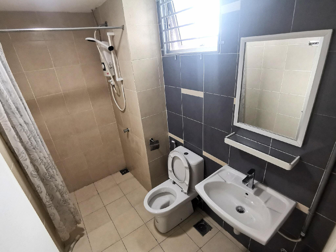 Bathroom 4, A's House i-City 1-4pax Studio Netflix/Wifi, Shah Alam