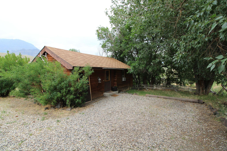 Others 2, The Historic Wapiti Lodge, Park