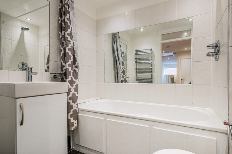 Bathroom 2, Spacious 3Bed/1Bath Pet Friendly Flat w/ Free WiFi, London