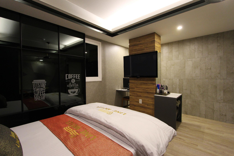 Bedroom 3, Line Motel, Buk