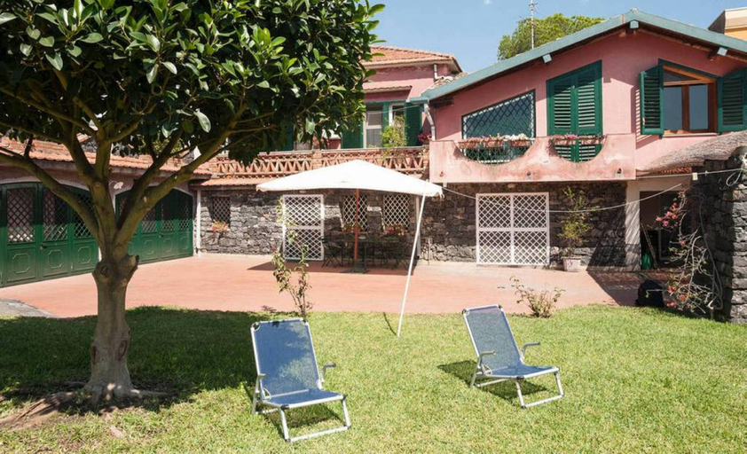 Exterior & Views, Villa with garden near the sea. Wi-Fi, Catania