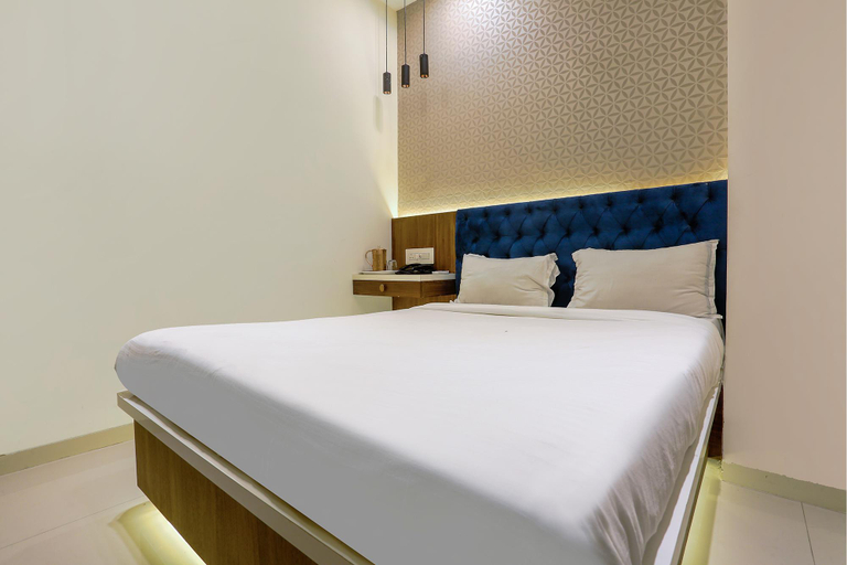 Bedroom 4, Hotel Elegance, Mumbai Suburban