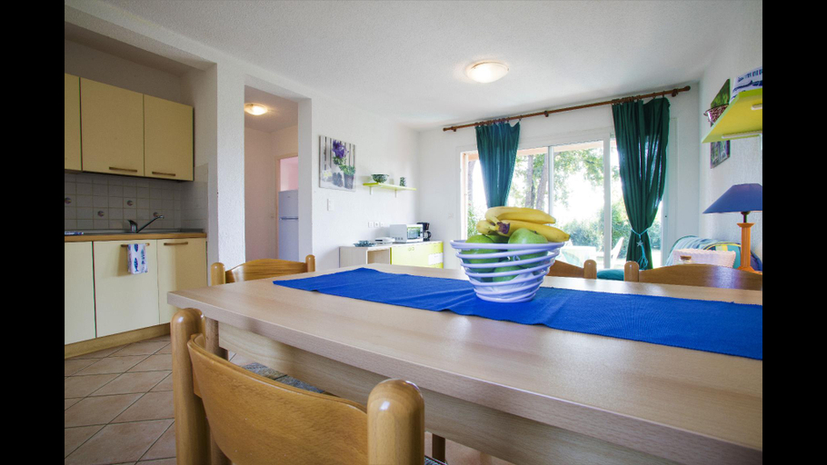 Kitchen 5, Studio apartment for 23 people 150 m from the sea from 39 day, Haute-Corse