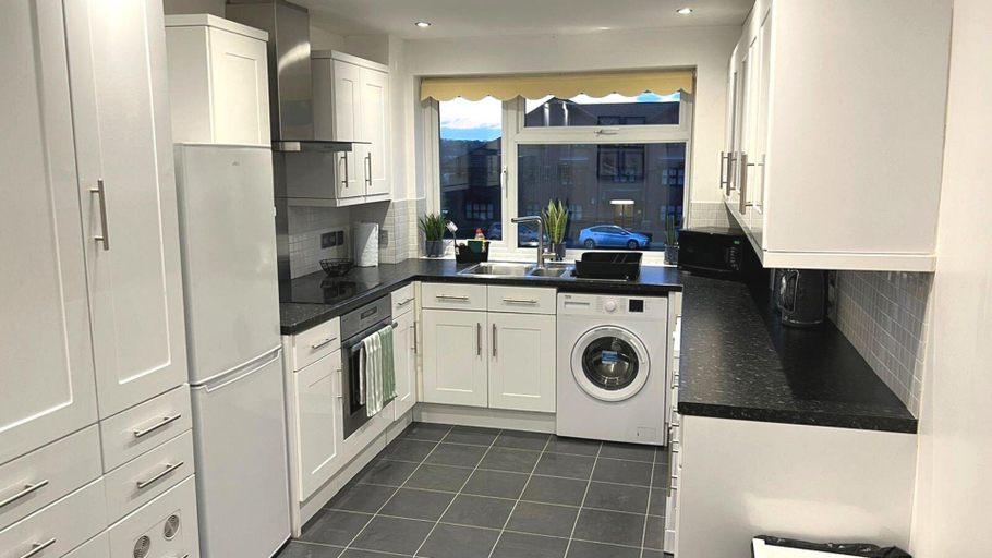 Others 3, Spacious 3Bed/1Bath Pet Friendly Flat w/ Free WiFi, London