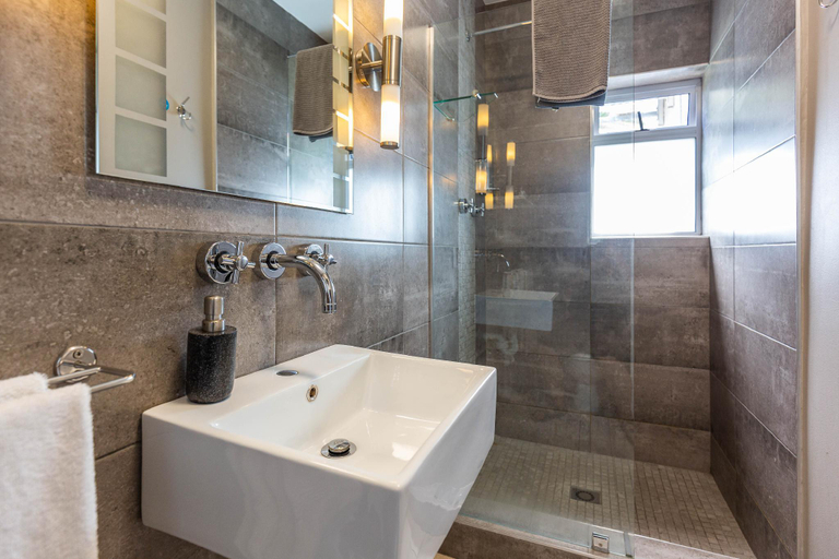 Bathroom 5, 4 on Varneys Guest House, City of Cape Town