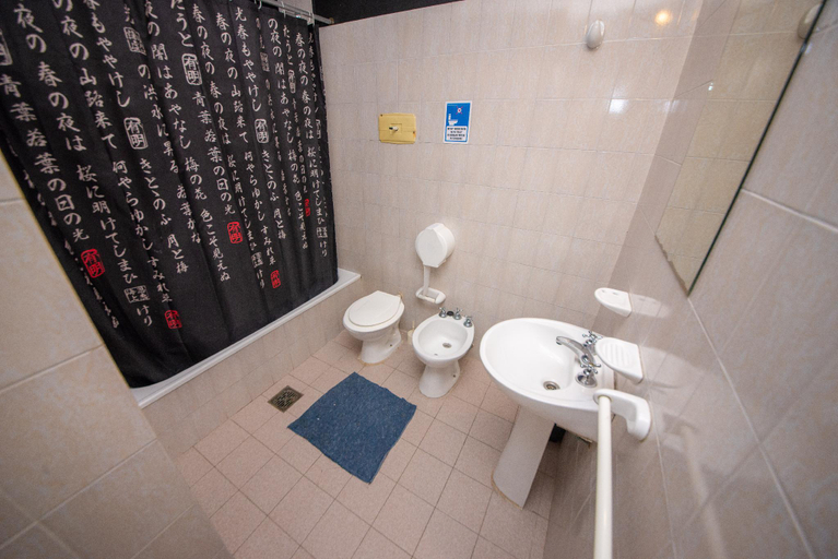 Bathroom, Hostel Alvear, Capital