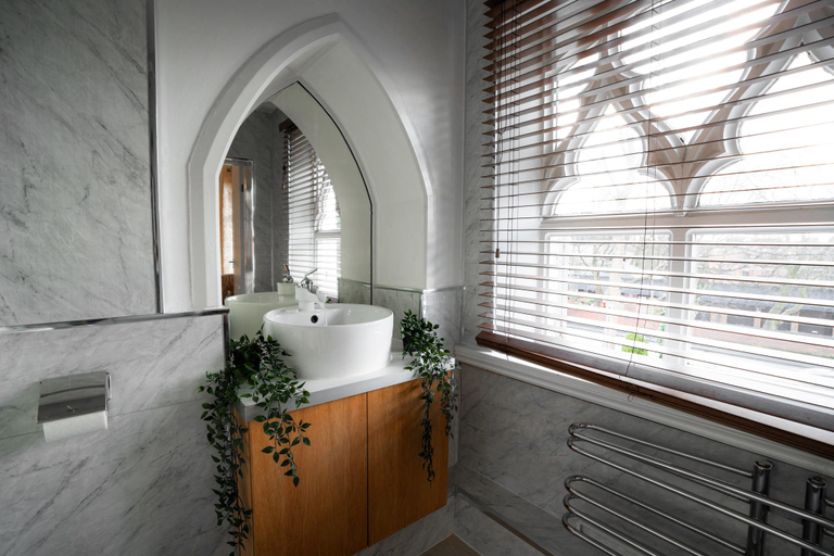 Bathroom 5, Milverton Hotel by BEVOLVE - Free Parking, Manchester