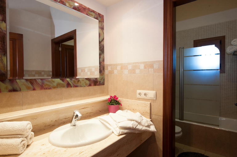 Bathroom 2, 6 Bedroom Luxury Villa Just 10 Minutes From The Playa, Baleares