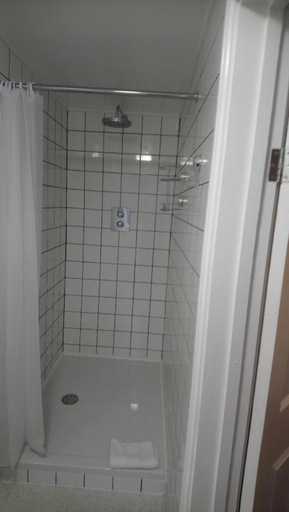 Bathroom 2, Riverside Bar and Restaurant, Lincolnshire