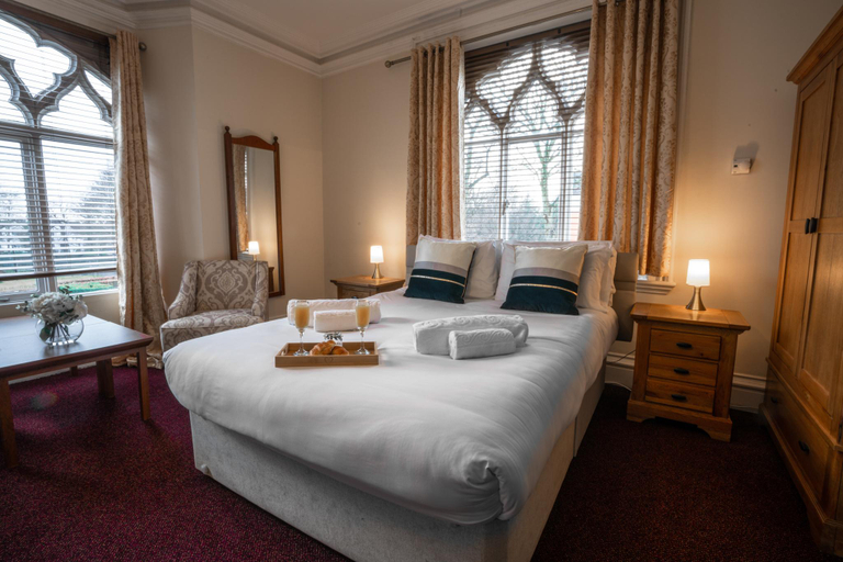 Bedroom 3, Milverton Hotel by BEVOLVE - Free Parking, Manchester