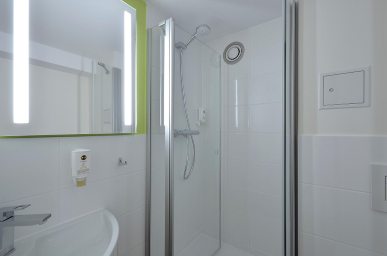 Bathroom 5, B&B HOTEL Ingolstadt-Ost, Ingolstadt