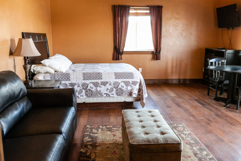 Bedroom 2, Circle R Motel, Glacier