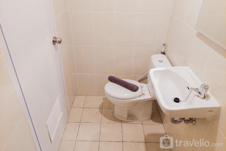 Bathroom, Nice and Comfy Studio M-Town Residence By Travelio, Tangerang
