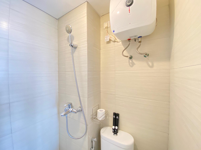Bathroom 3, Modern & Cozy 2BR at Gateway Pasteur By Travelio, Bandung