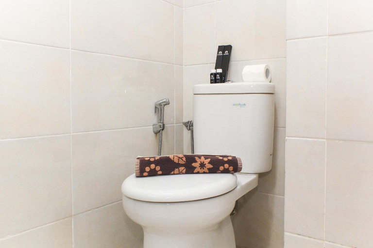 Bathroom 3, Comfort Studio Mustika Golf Residence By Travelio, Cikarang