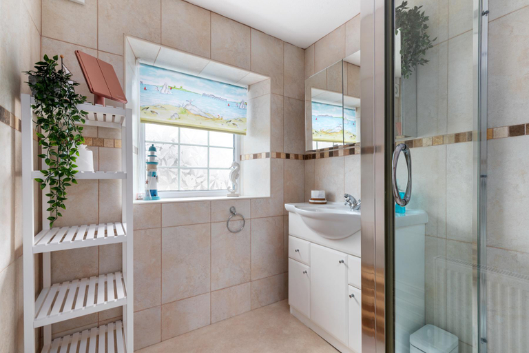 Bathroom, Ivydene Cottage - Stone Throw to Beach, Sea Views, Pembrokeshire