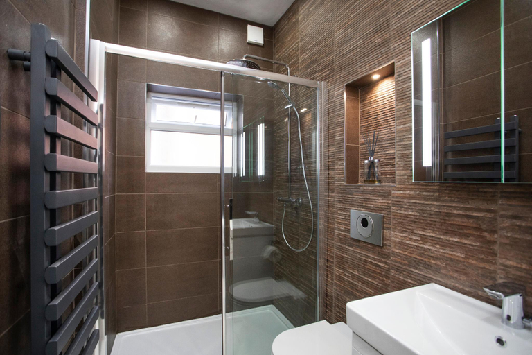 Bathroom 3, Beautiful, Entire Luxurious One Bedroom Flat, Leicester