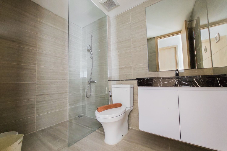 Bathroom 5, Spacious and Homey 3BR at Hillcrest House Apartment By Travelio, Tangerang