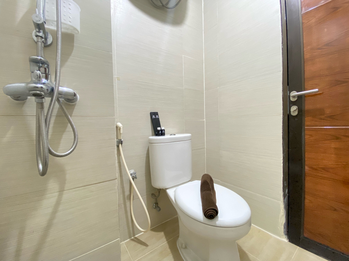 Bathroom 3, Comfy 2BR Apartment at Gateway Pasteur near Pasteur Exit Toll By Travelio, Bandung